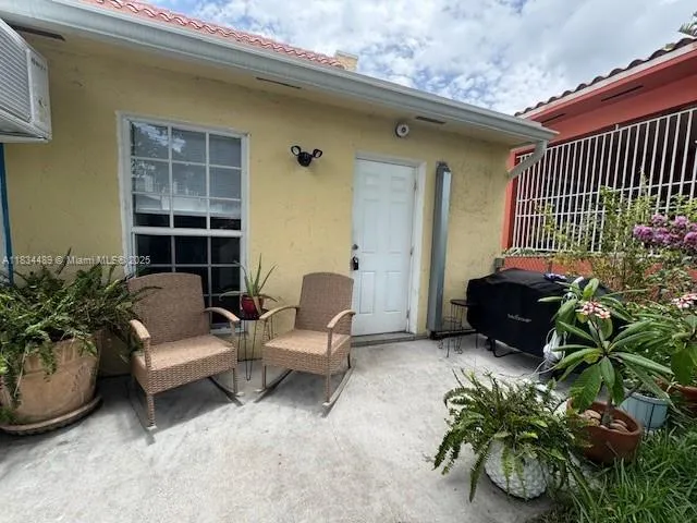 1617 NW 8th St # B, Miami FL 33125