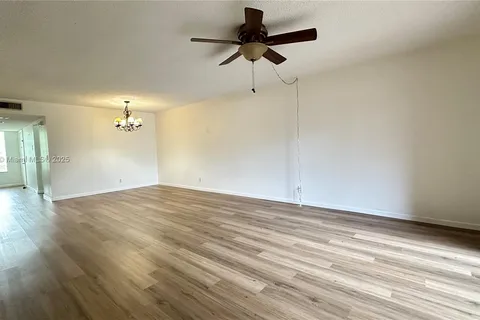 413 Lakeview Dr # 203, Weston FL 33326