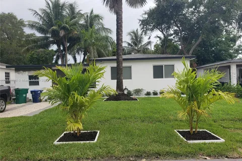 270 NE 162nd St, Miami FL 33162