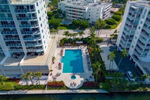 18100 N Bay Rd # 709, Sunny Isles Beach FL 33160