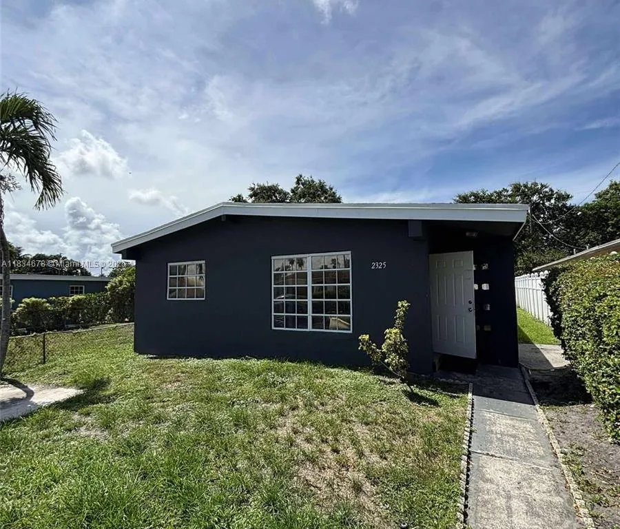 2325 Hope St, Hollywood FL 33020