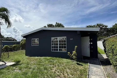 2325 Hope St, Hollywood FL 33020