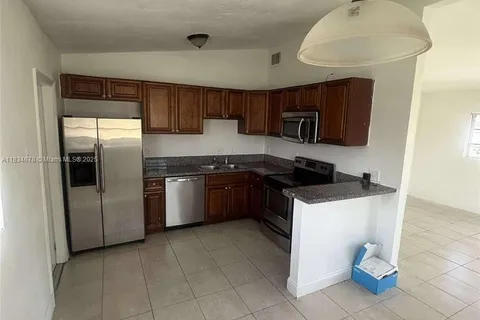 2325 Hope St, Hollywood FL 33020