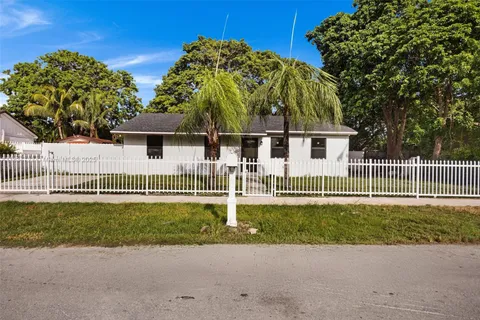 324 SW 16th Ter, Homestead FL 33030