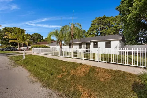 324 SW 16th Ter, Homestead FL 33030