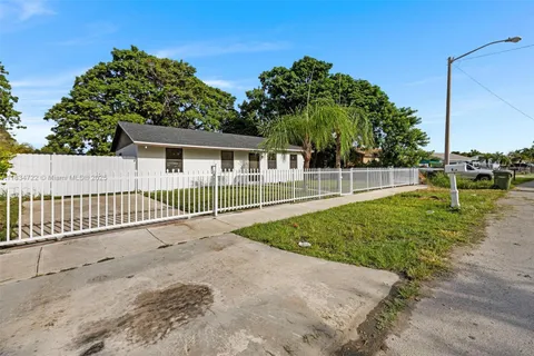 324 SW 16th Ter, Homestead FL 33030