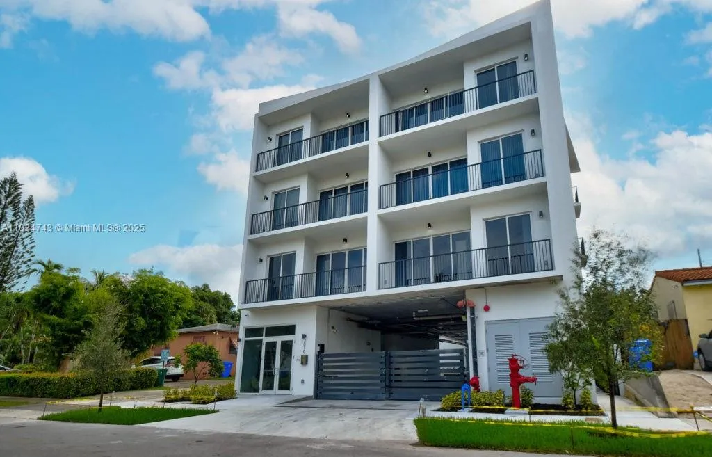 2010 SW 25th Ter # 206, Miami FL 33133