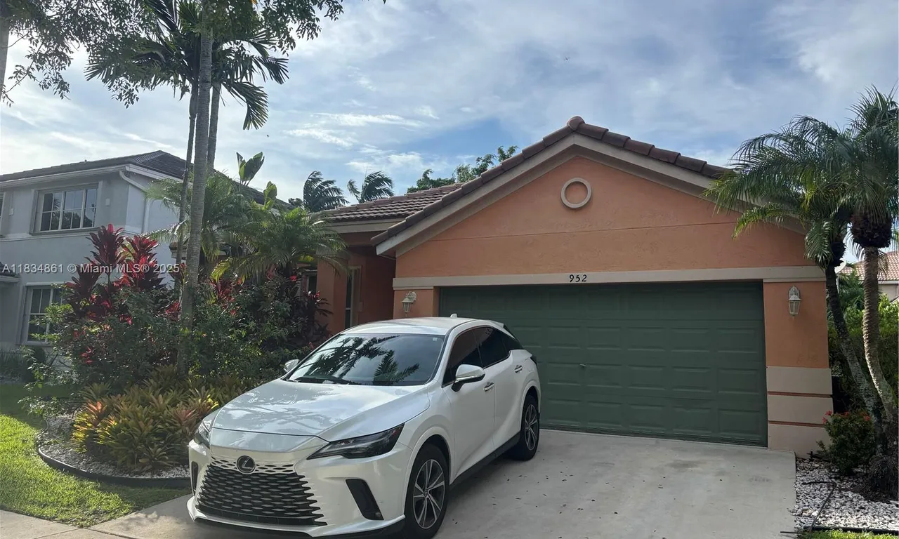 952 Sunflower Cir, Weston FL 33327