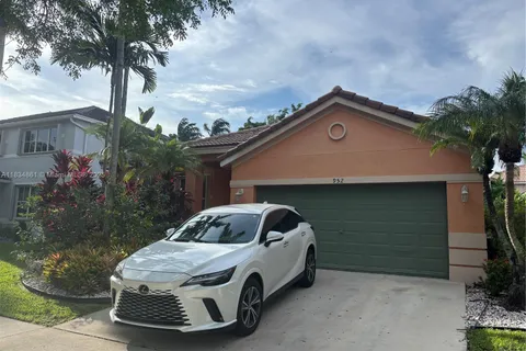 952 Sunflower Cir, Weston FL 33327