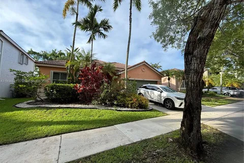 952 Sunflower Cir, Weston FL 33327