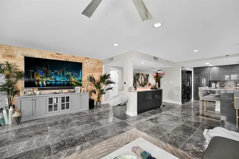 372 Golfview Rd # 201, North Palm Beach FL 33408