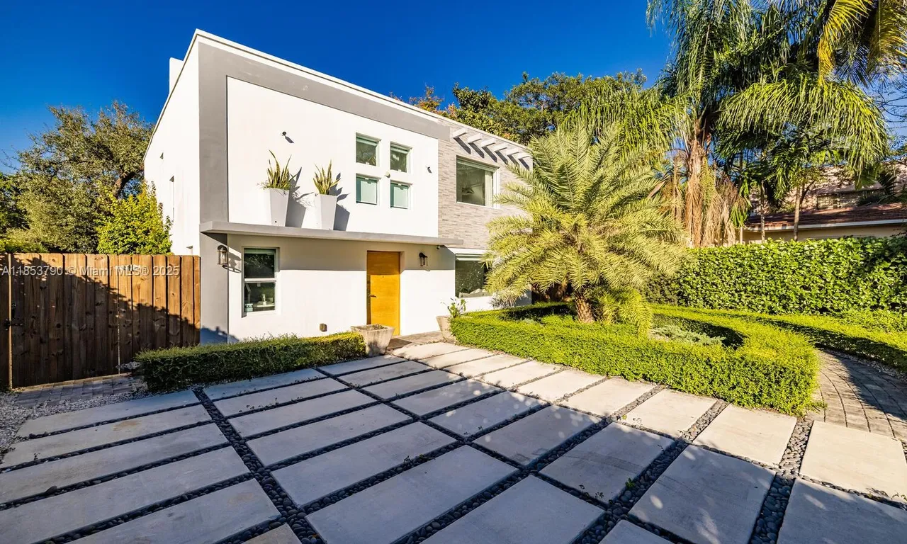 275 NE 89th St, El Portal FL 33138