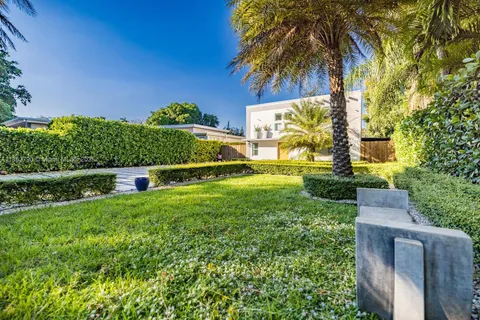 275 NE 89th St, El Portal FL 33138