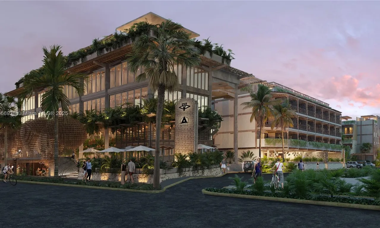 - Av. Coba 22 Centro # 101, FL 101