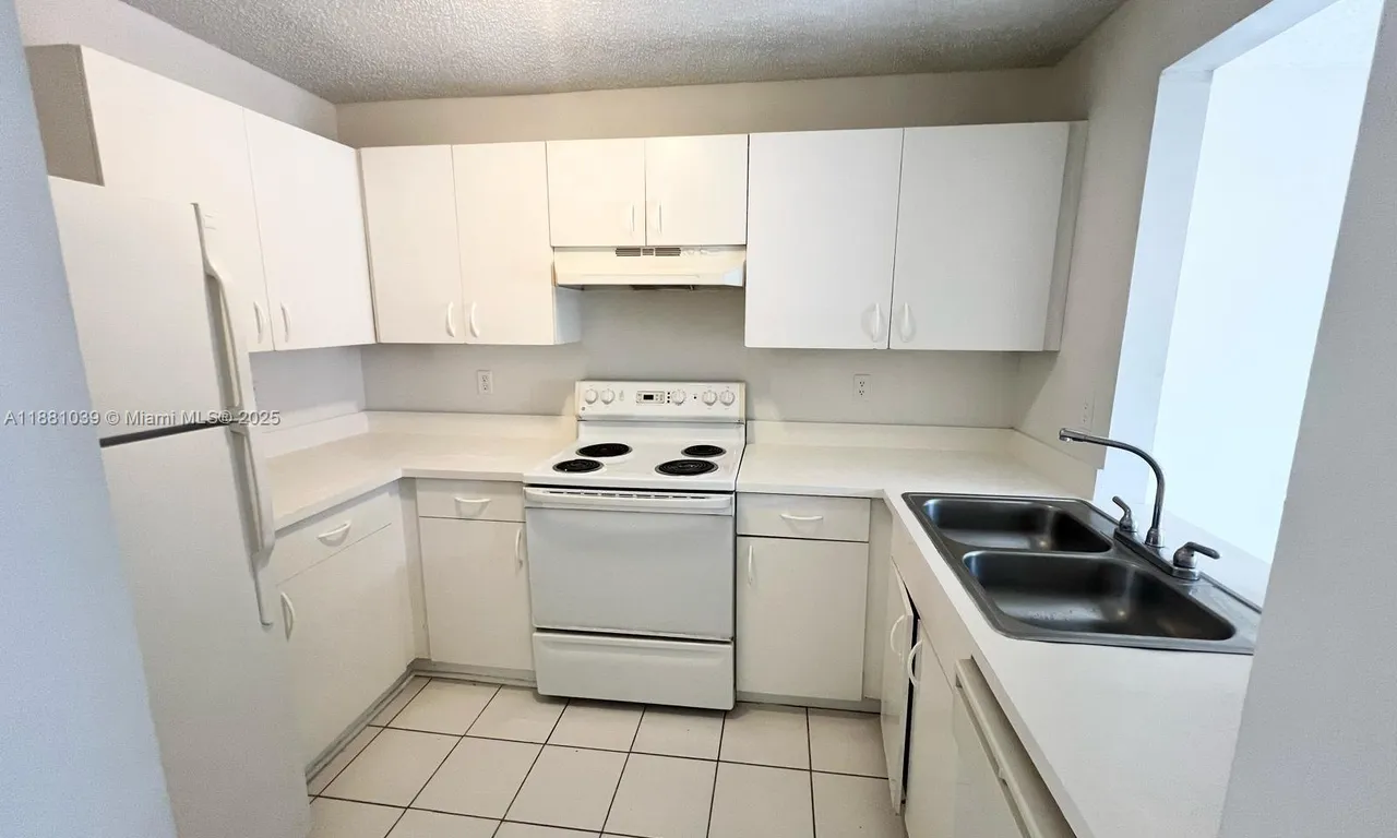 910 Cypress Way E, Palm Springs FL 33406