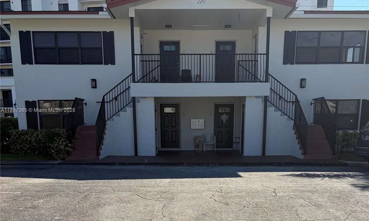 220 SW 7th St # 8, Boca Raton FL 33432