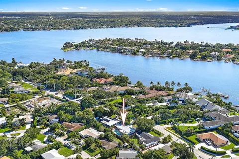 367 W Riverside Drive, Tequesta FL 33469