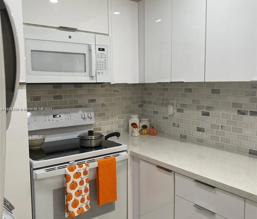 10000 NW 80 CT # 2565, Hialeah Gardens FL 33016