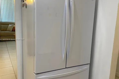 10000 NW 80 CT # 2565, Hialeah Gardens FL 33016