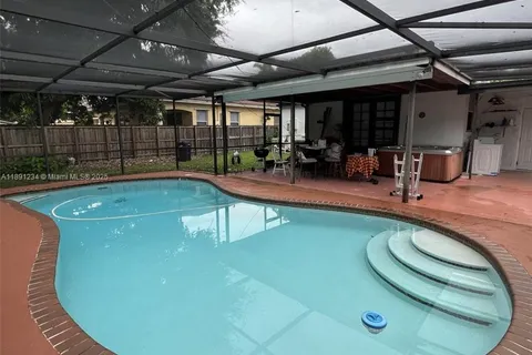 61 Truxton Dr, Miami Springs FL 33166