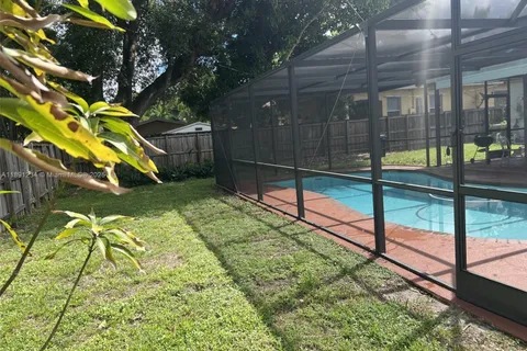 61 Truxton Dr, Miami Springs FL 33166