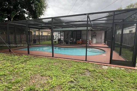 61 Truxton Dr, Miami Springs FL 33166