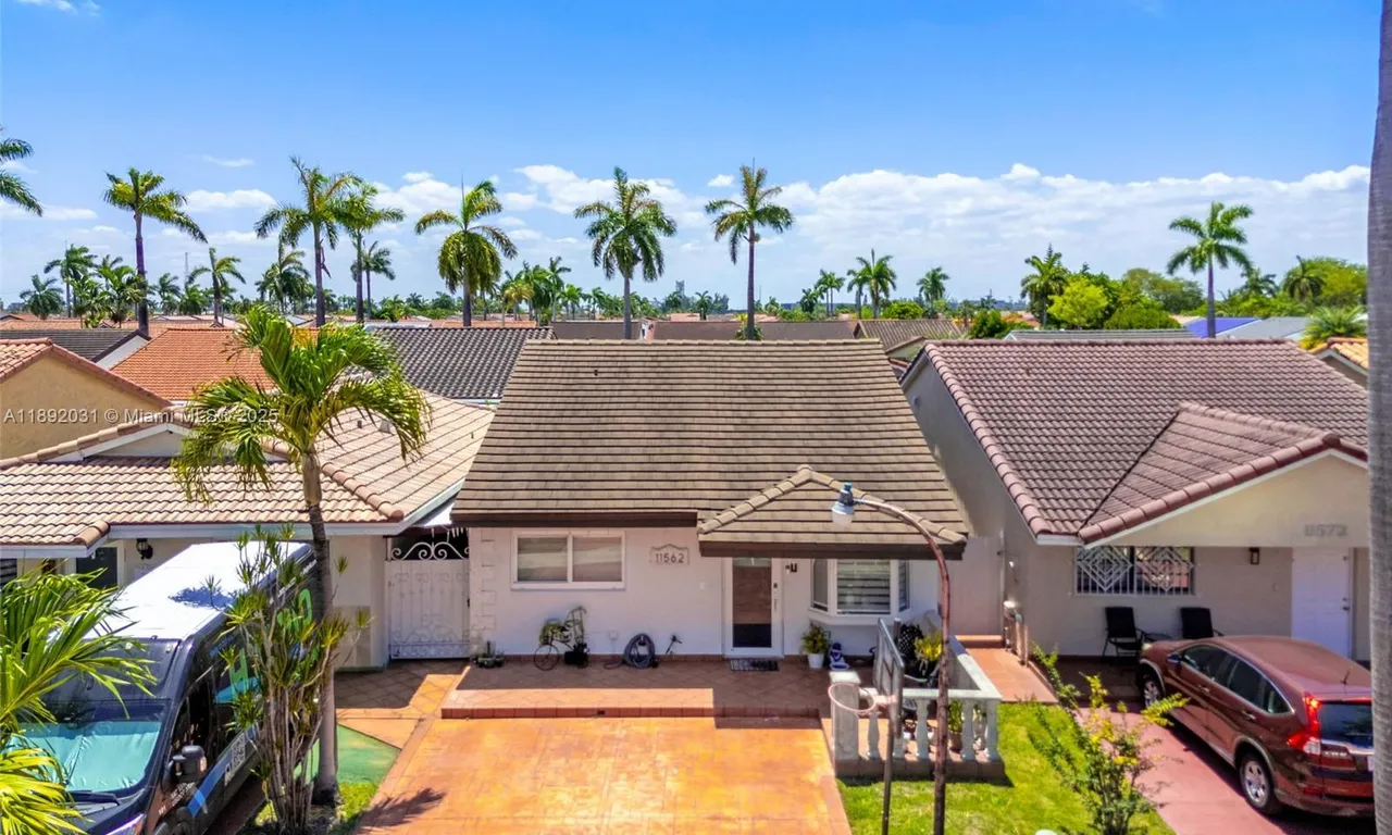 11562 NW 87th Pl, Hialeah Gardens FL 33018