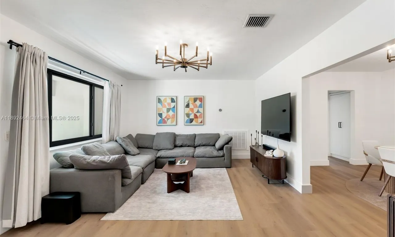 1 NE 86th St, El Portal FL 33138