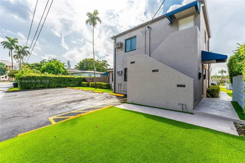 157 Curtiss Pkwy, Miami Springs FL 33166