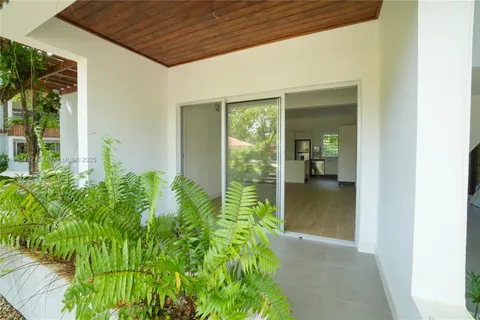 H-1 Paseo La Perla # 1, FL