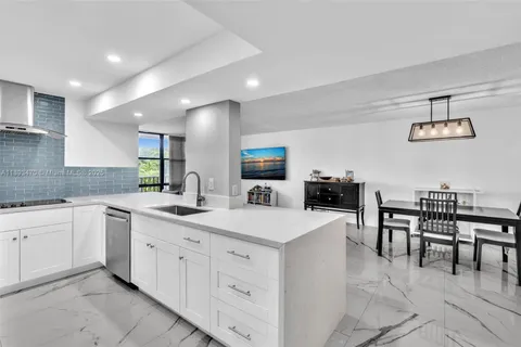 1000 Parkview Dr # 329, Hallandale Beach FL 33009