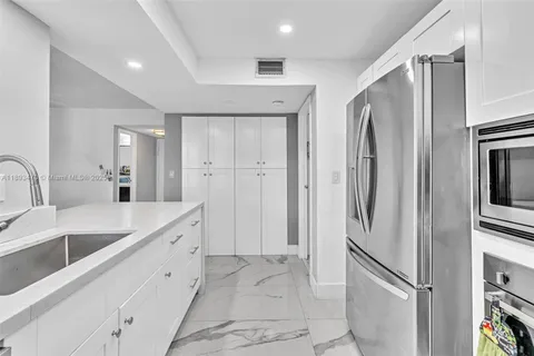 1000 Parkview Dr # 329, Hallandale Beach FL 33009