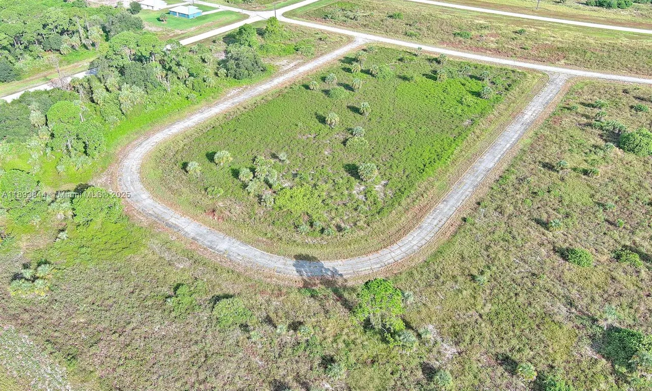 121 ARDMORE CIR, Other City - In The State Of Florida FL 33935