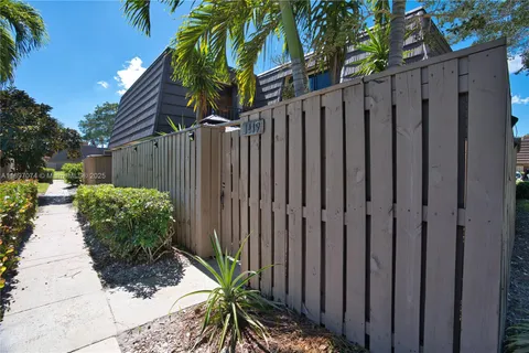 1419 14th Ct, Palm Beach Gardens FL 33410