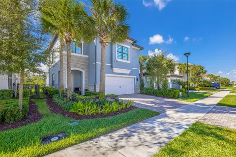 2454 Primrose Pl, Oakland Park FL 33309