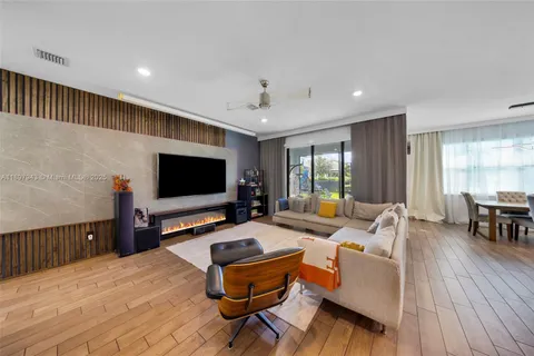 2454 Primrose Pl, Oakland Park FL 33309