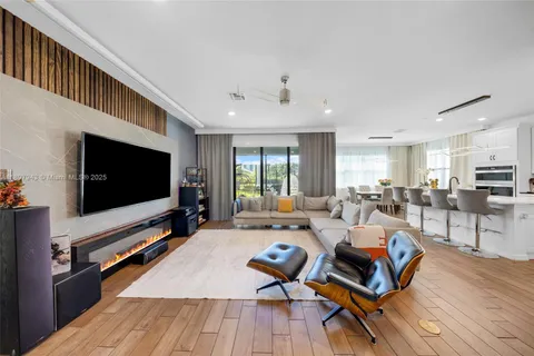 2454 Primrose Pl, Oakland Park FL 33309