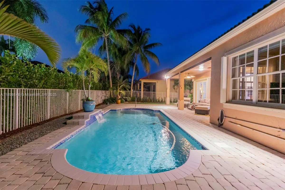 800 Lavender Cir, Weston FL 33327