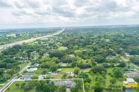 5400 Palm Tree Rd, Plantation FL 33317