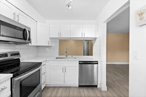 3047 N Oakland Forest Dr # 204, Oakland Park FL 33309