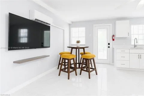 726 Park Ave, Naples FL 34110