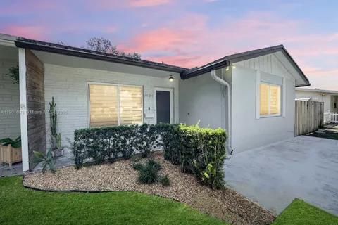 9424 SW 52nd St, Cooper City FL 33328