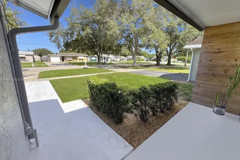 9424 SW 52nd St, Cooper City FL 33328