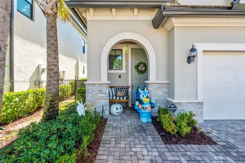 2434 Primrose Pl, Oakland Park FL 33309