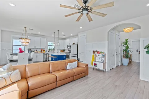 2434 Primrose Pl, Oakland Park FL 33309