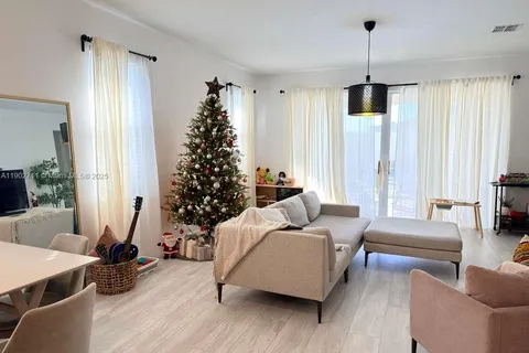 1052 Sugarwood St, Davenport FL 33837