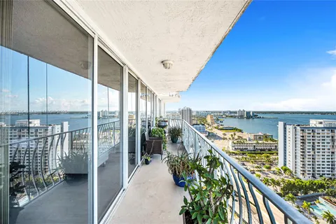 7601 E Treasure Dr # 2412, North Bay Village FL 33141