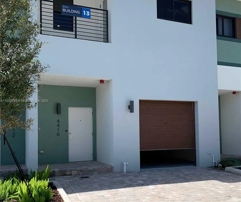 4416 NW 9th St, Plantation FL 33317