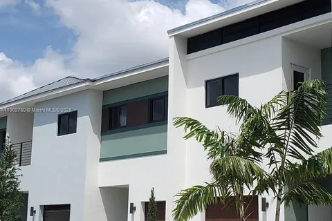 4416 NW 9th St, Plantation FL 33317