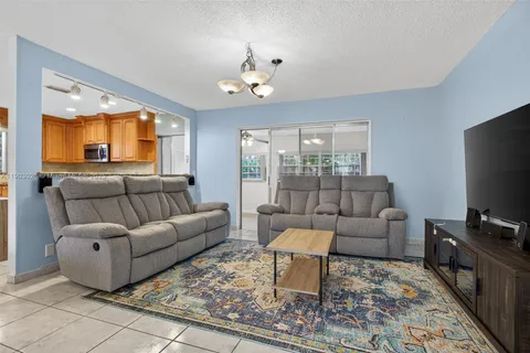 171 SW 79th Ave, Margate FL 33068